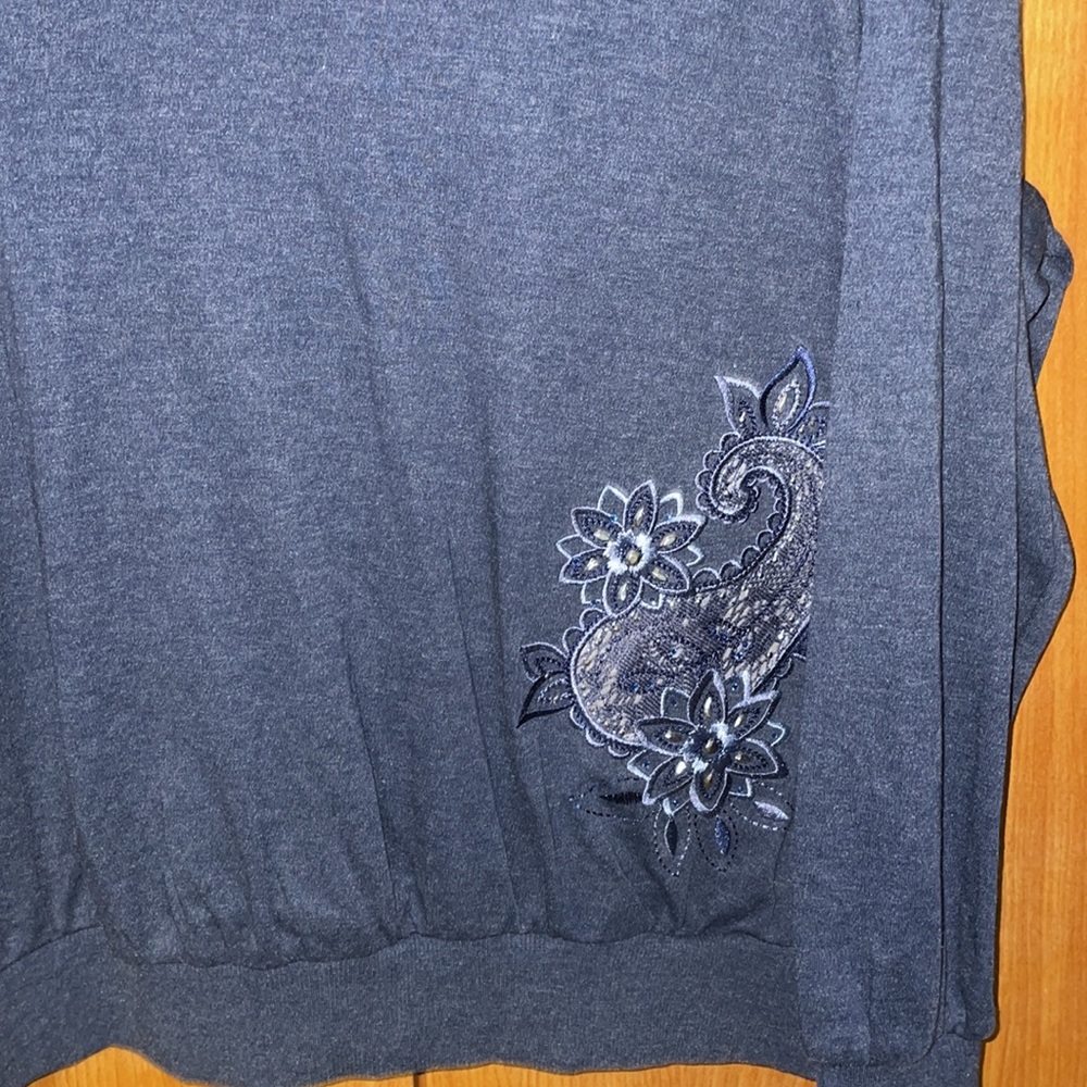 NWT Alfred Dunner Spliced Embroidered Top - Denim Blue - Size 2X - Picture 6 of 12